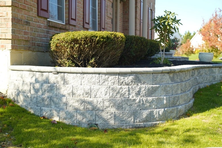 Curved block retaining wall